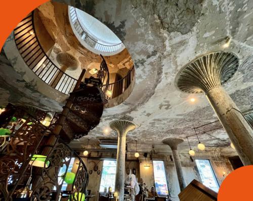 在熱帶建築裡，看見泰式創意美學與老城活力